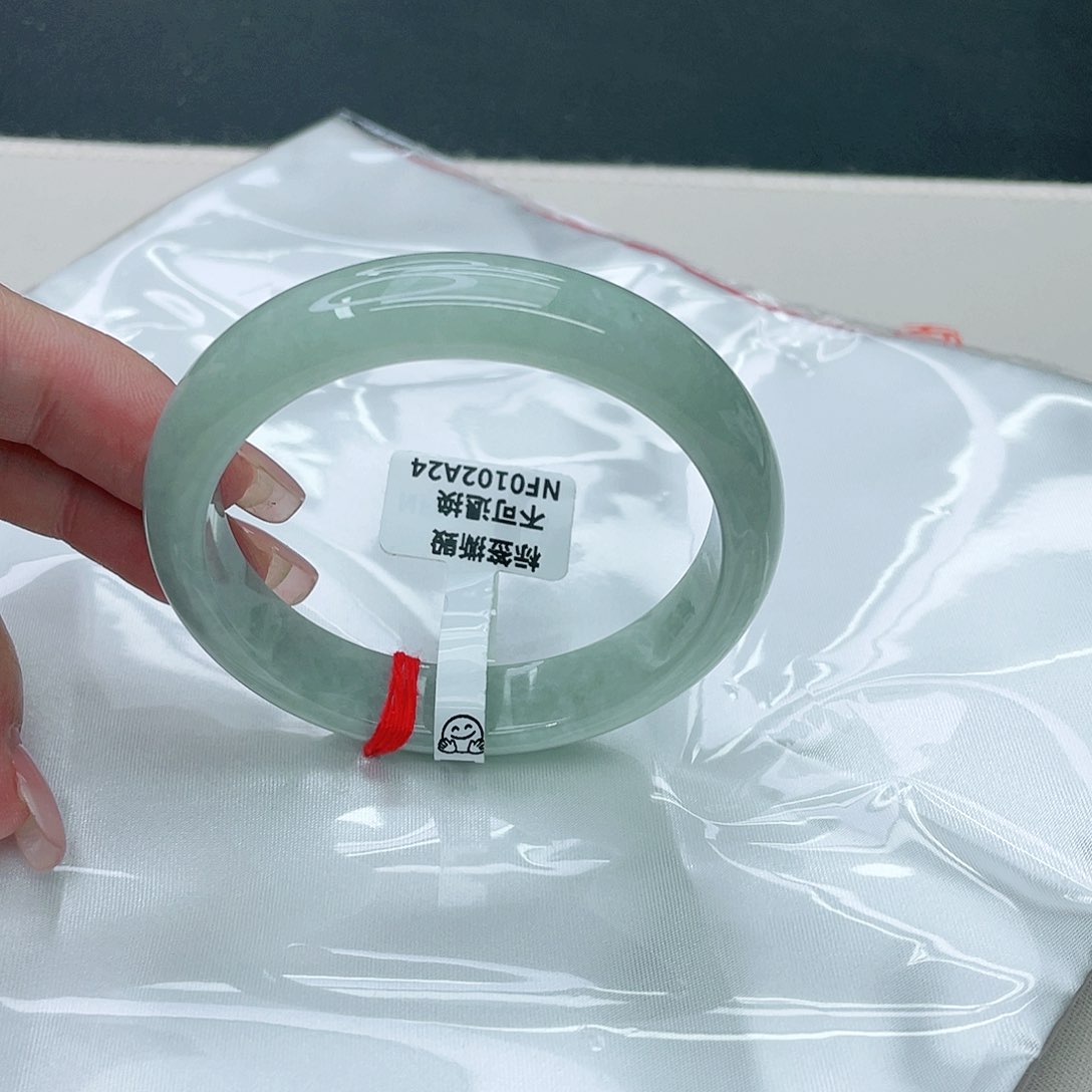 翡翠手镯未镶嵌正55.6