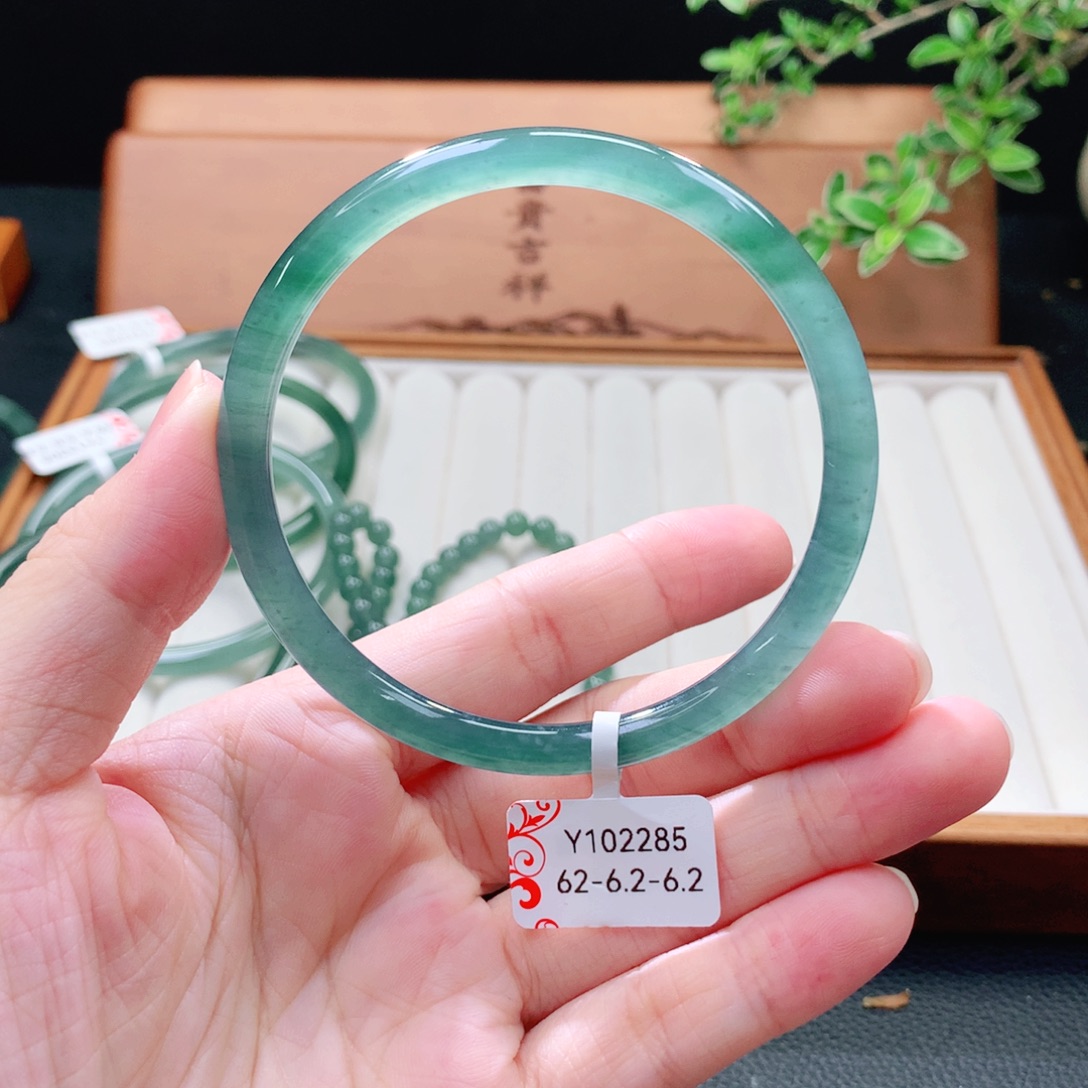 未镶嵌手镯（圆镯）翡翠