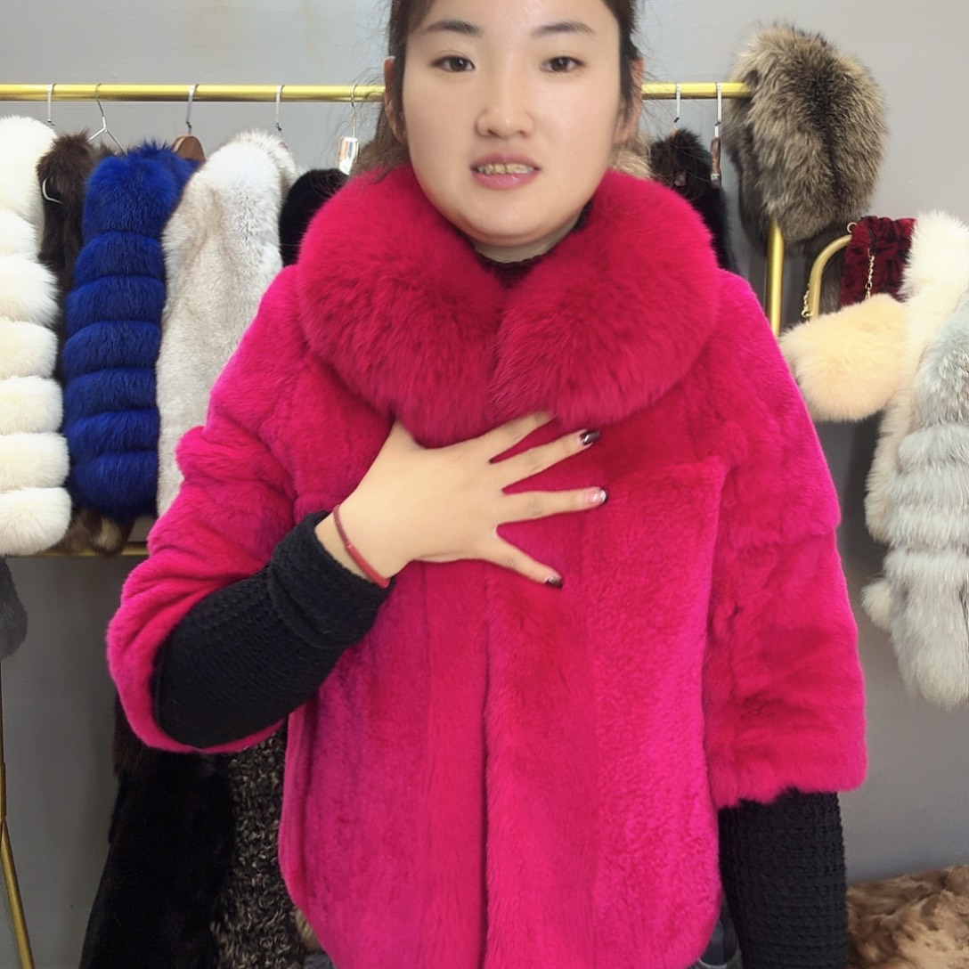 直播间下单玫红色外套