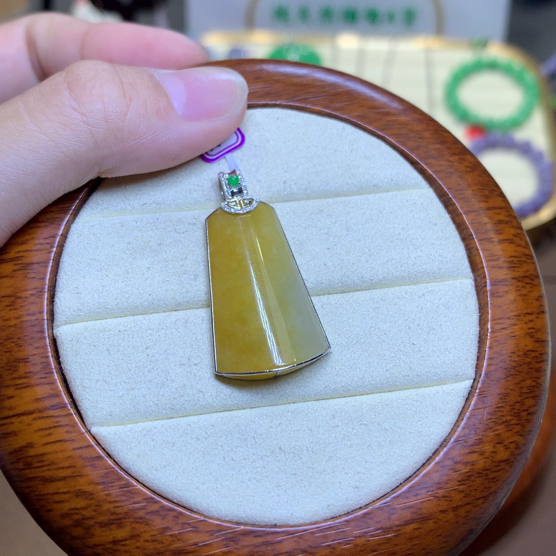 翡翠18K金镶嵌颈饰翡翠