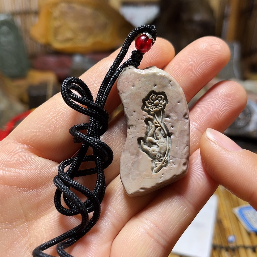 新疆原石雕刻手把件