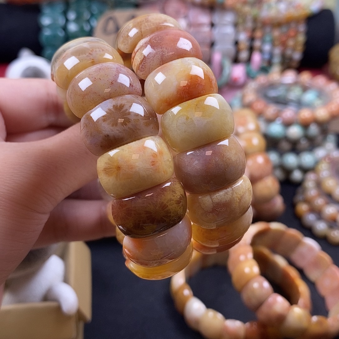东***锅硅化珊瑚（珊瑚玉）未镶嵌手牌