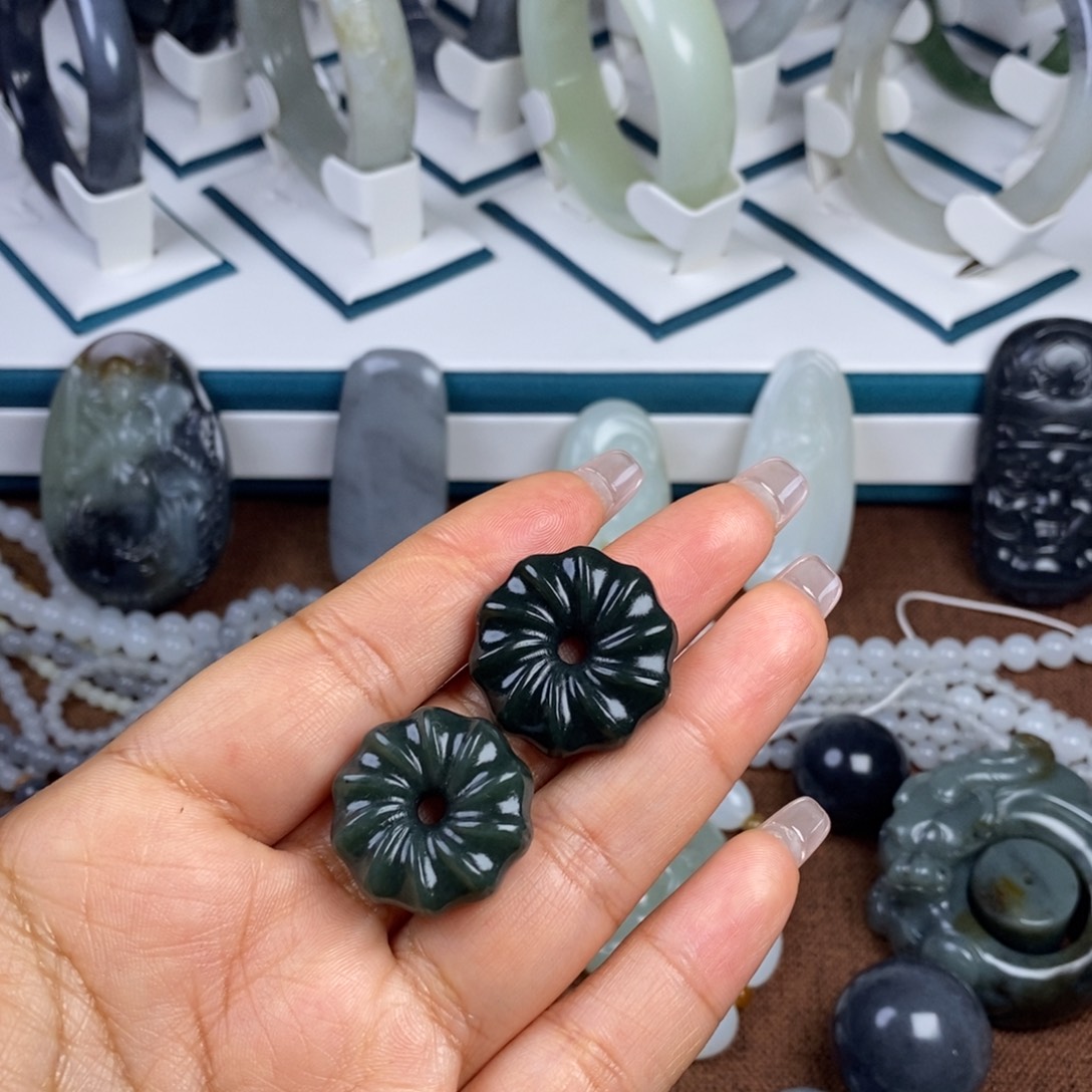 蝈***蝈和田玉未镶嵌颈饰