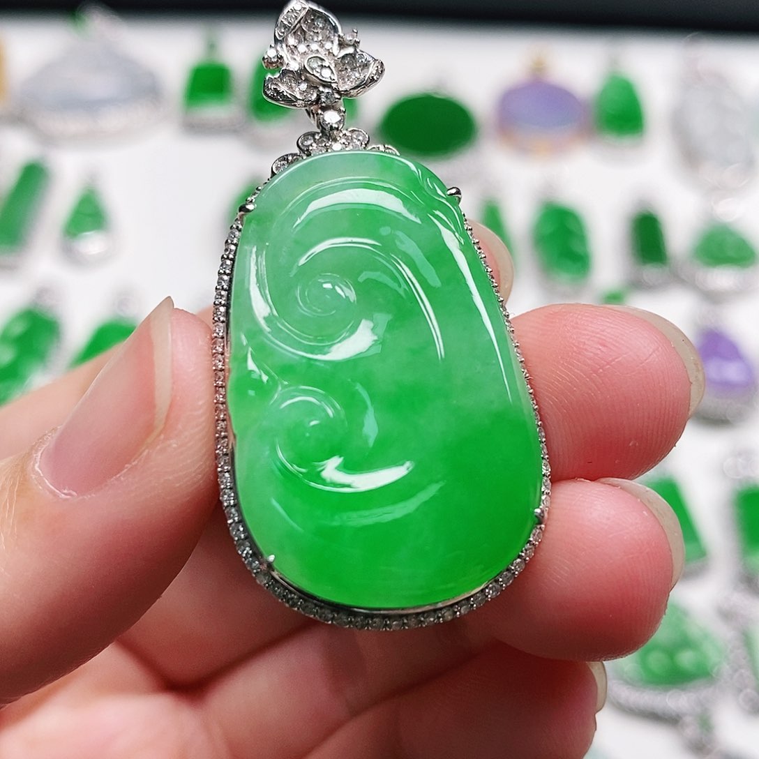 翡翠颈饰18K金镶嵌如意