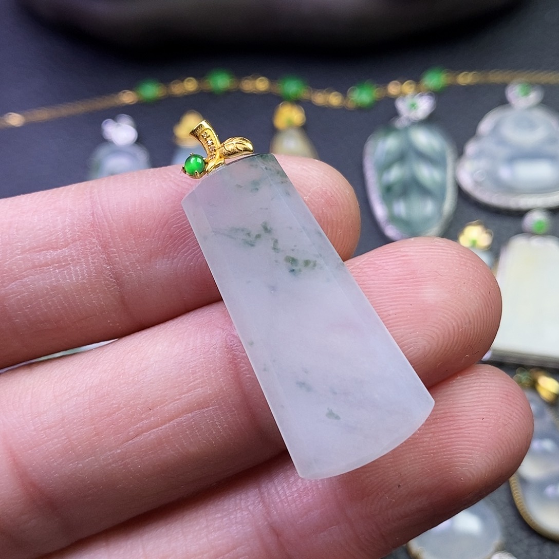 颈饰18K金镶嵌翡翠