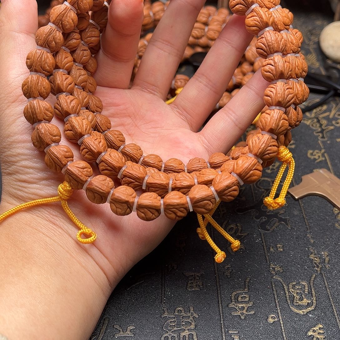 吊坠桃核玉龙手持