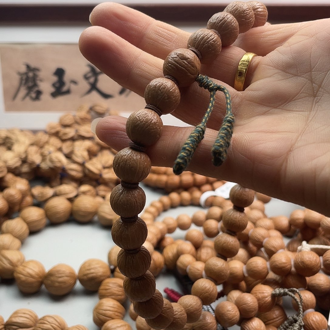 核桃是****儿老树猴头手持金蝉子