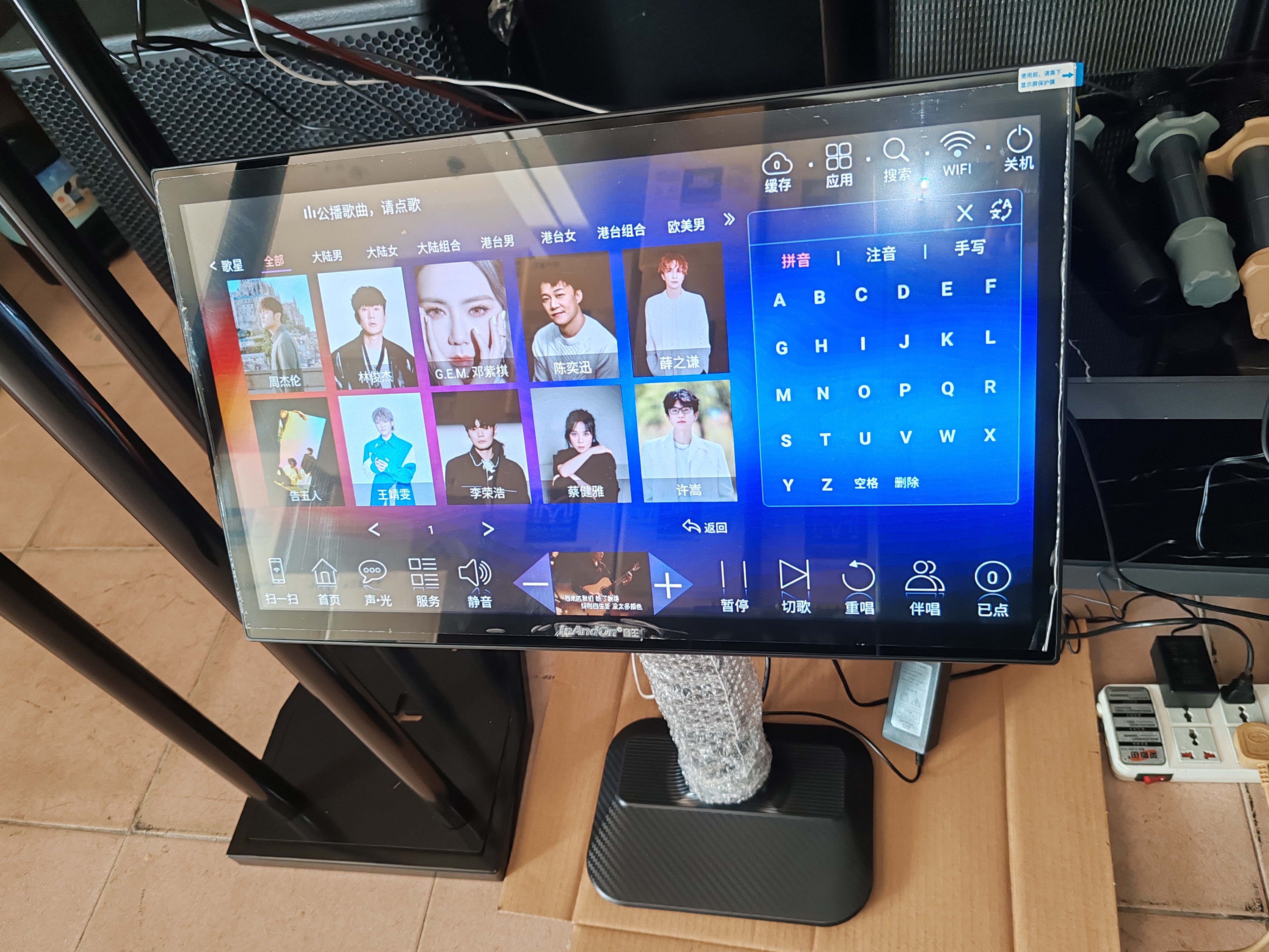 家庭KTV专用K歌点歌机，3000G硬盘主机一台，21.5电容屏一台（含支架