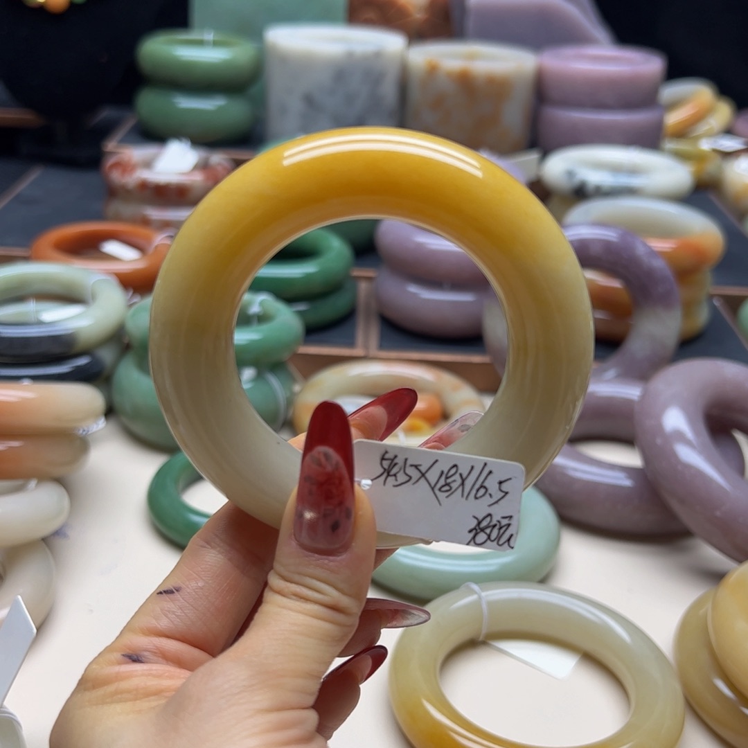 樂***ん石英质玉未镶嵌手镯