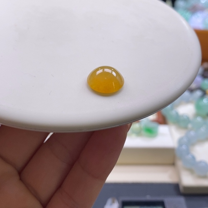 翡翠颈饰未镶嵌翡翠满黄蛋面