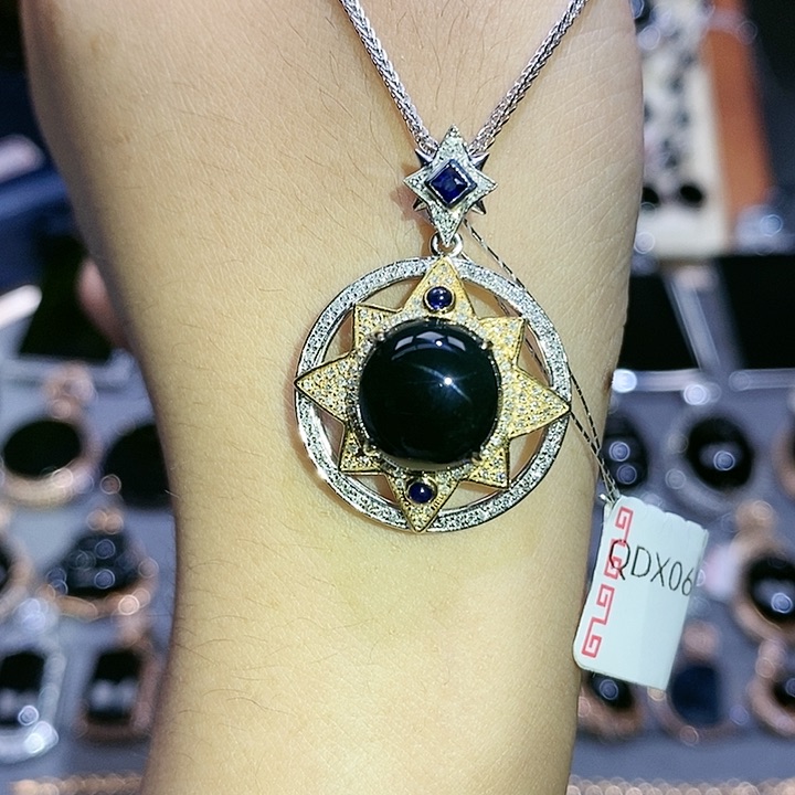 颈饰18K金镶嵌翡翠八芒星