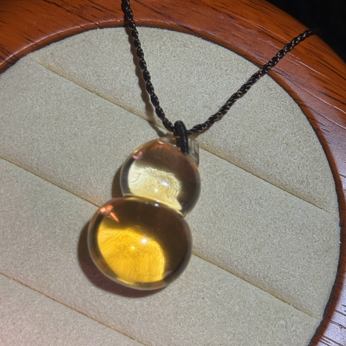 巴西天然黄水晶葫芦吊坠。双面雕刻，全净 尺寸：28.3-17.8-13.2mm