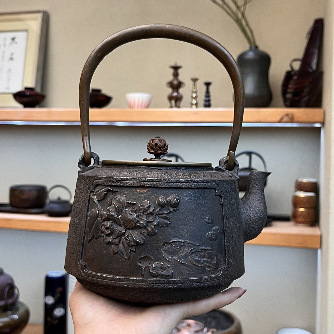 日本原版平冲荷花牡丹图纯手工无涂层复古煮水砂铁壶家用茶壶茶具