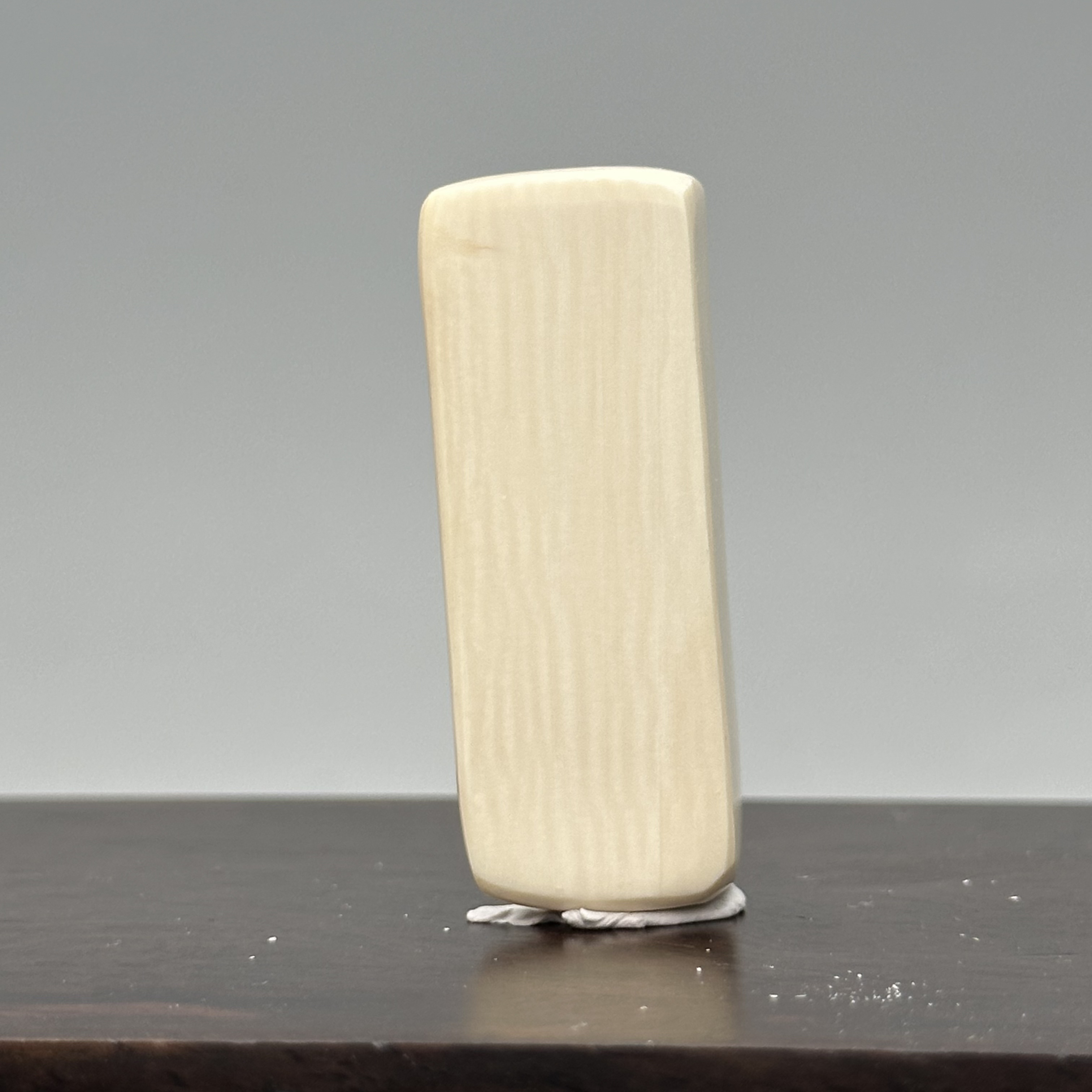 DEZHI/德志42*18*11mm9.4g无事牌天然猛犸牙K952（打孔吊坠绳）