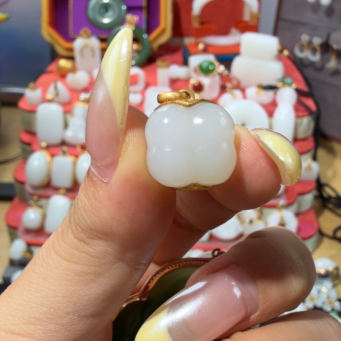 颈饰18K金镶嵌和田玉