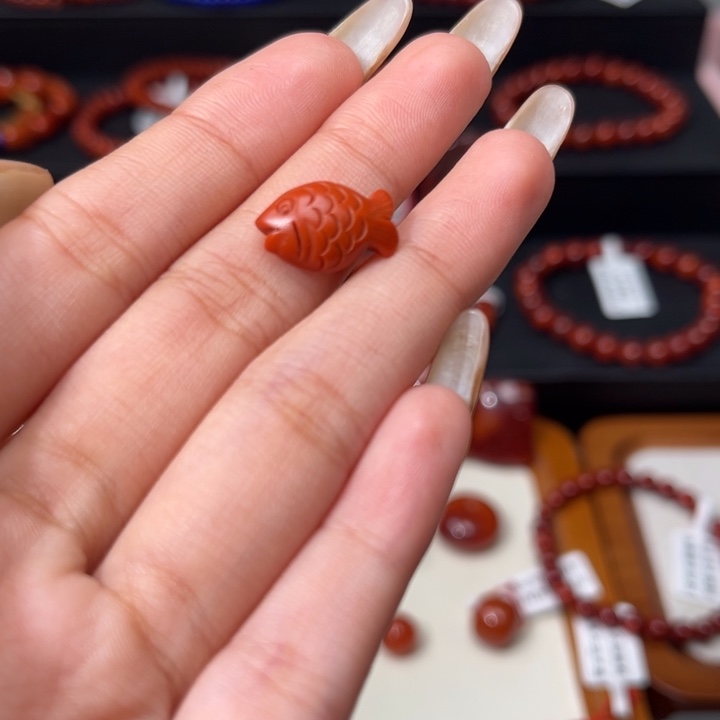 南红玛瑙未镶嵌精工雕刻年年有鱼满肉柿子红