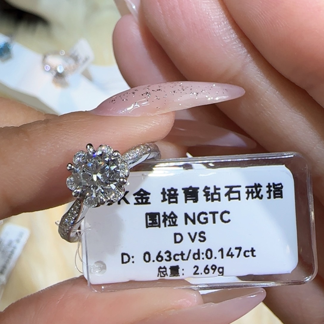 实验室培育钻石18K金镶嵌花苞