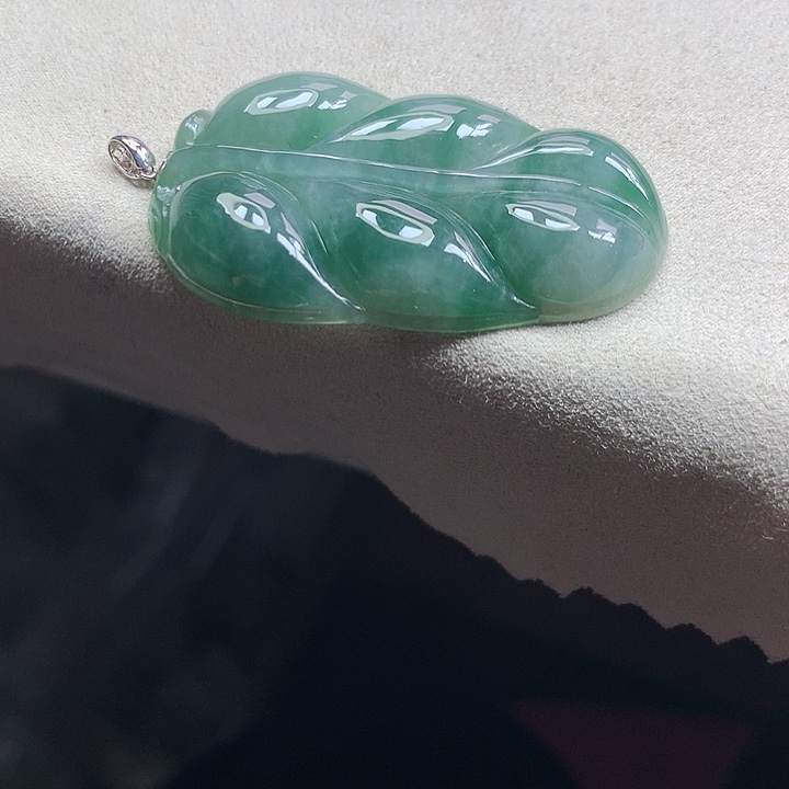 翡翠颈饰18K金镶嵌吊坠