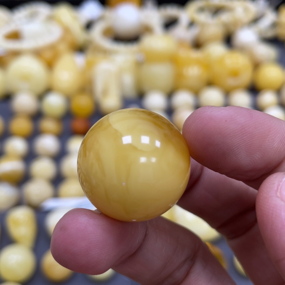 林***森蜜蜡未镶嵌裸石22.1mm瑕疵