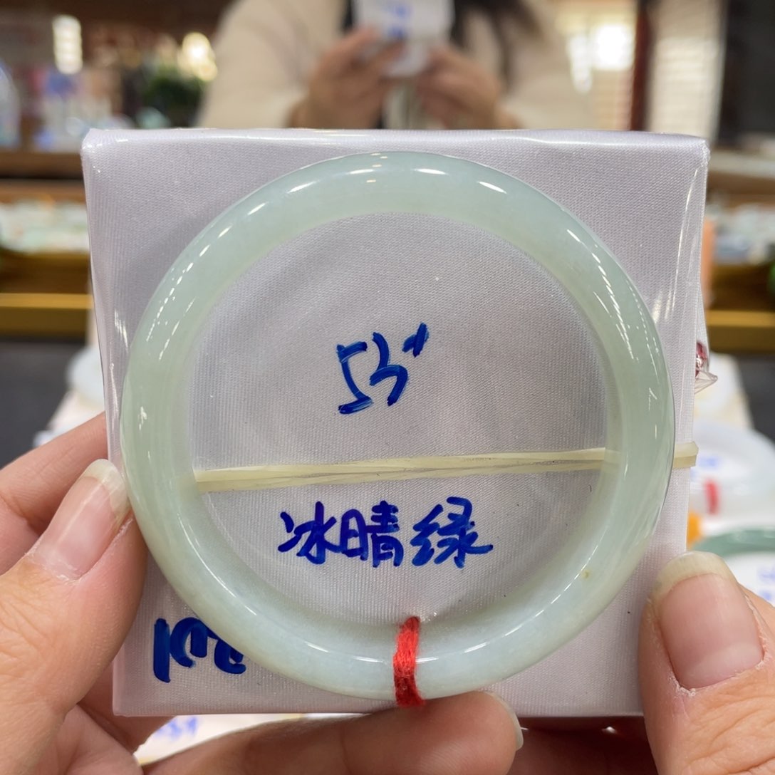 翡翠手镯未镶嵌翡翠