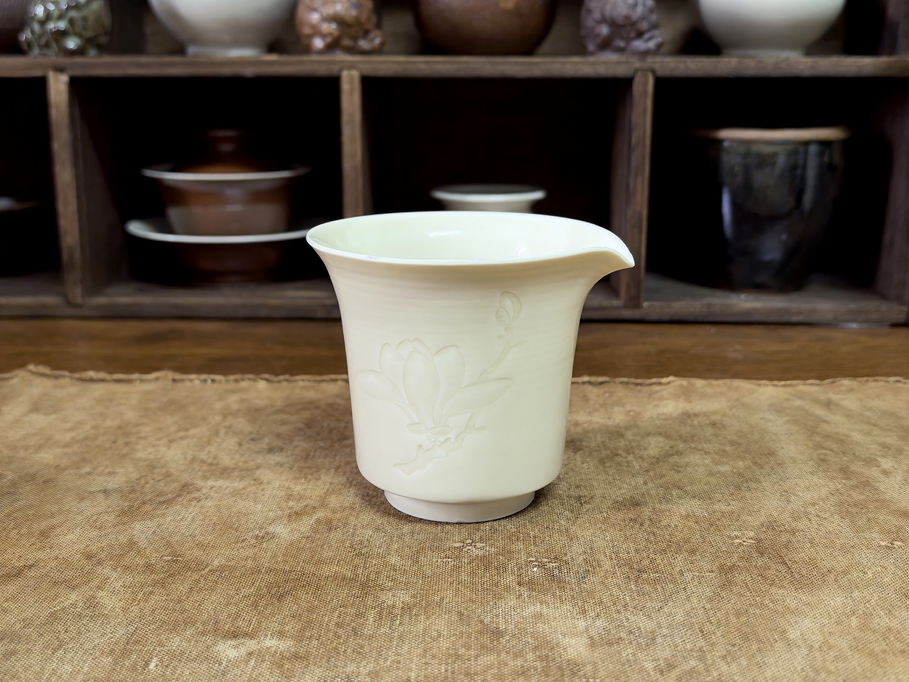 定瓷公道杯全手工剃花工艺玉兰花