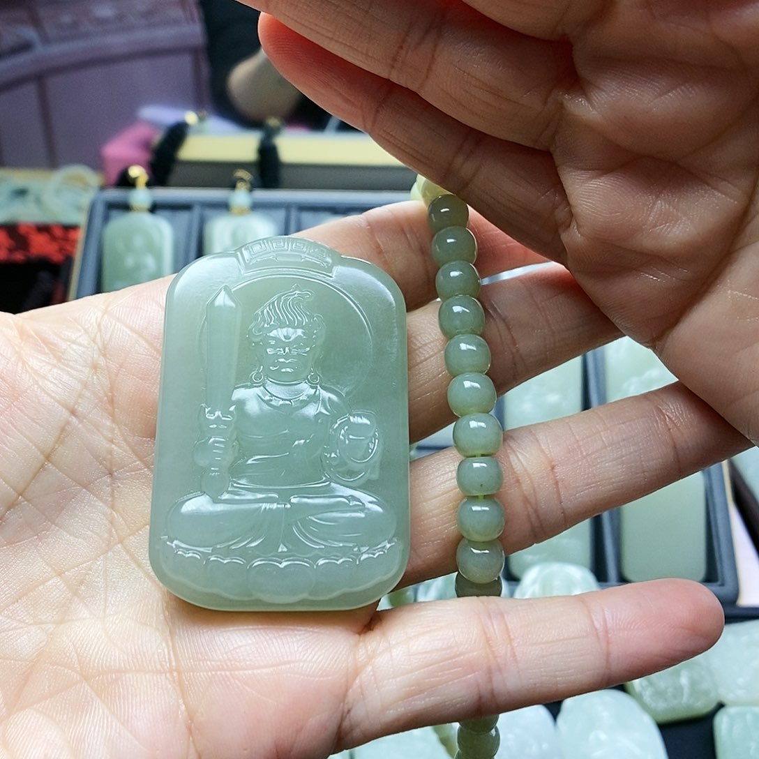 和田玉颈饰未镶嵌恩****窗