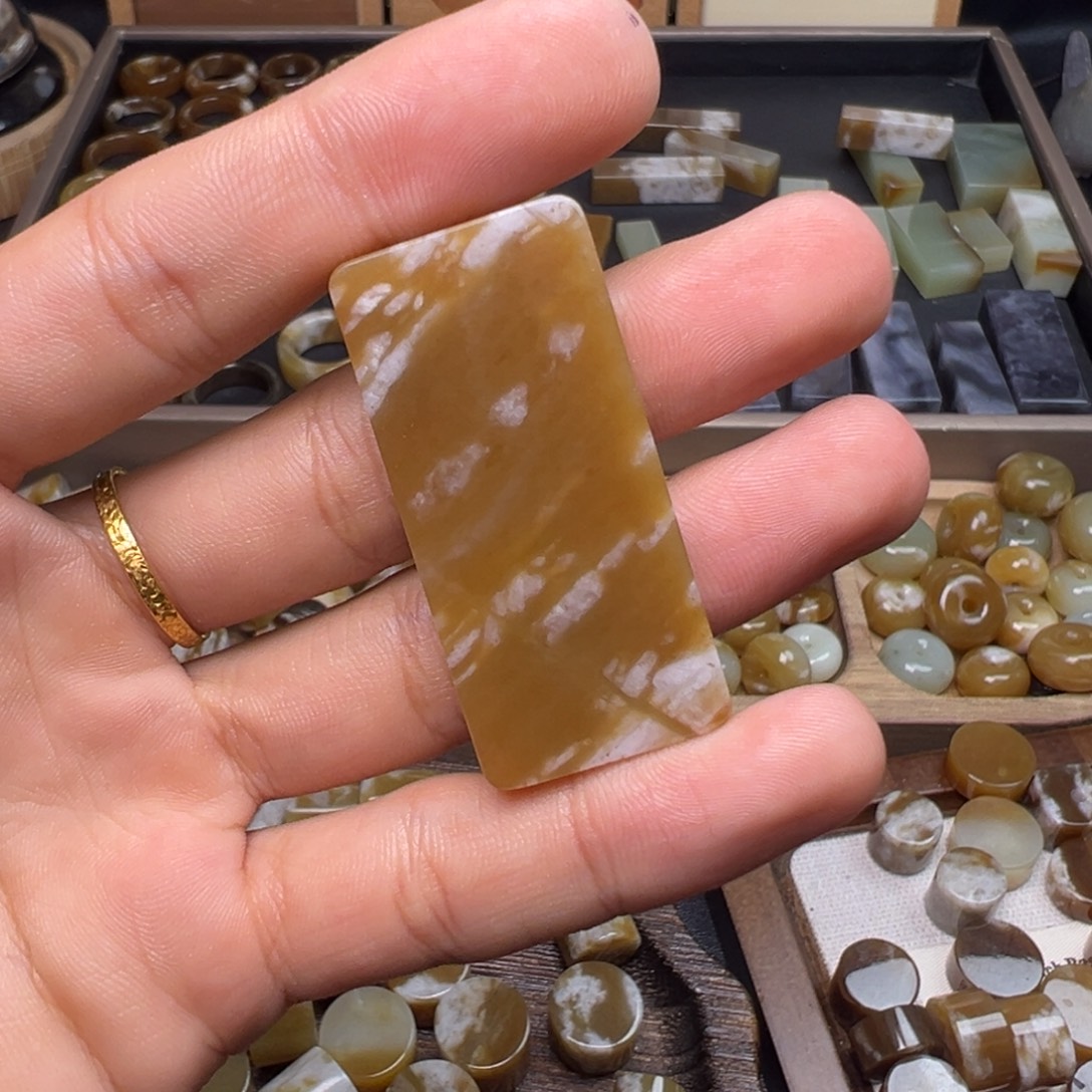 ****颜和田玉（糖玉）未镶嵌珠宝奇石