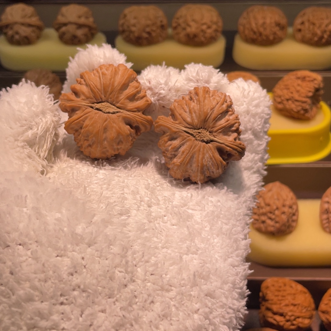 慎***:把件文玩核桃42全品卡姿兰白狮子