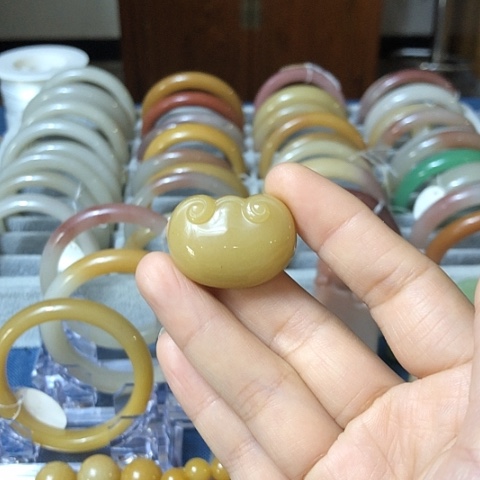 颈饰未镶嵌石英质玉