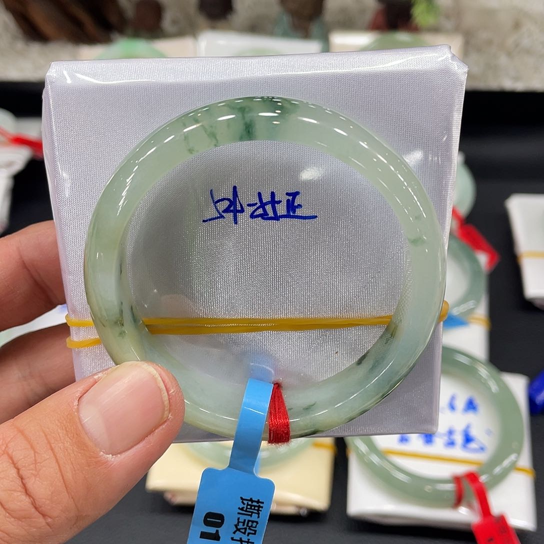 翡翠手镯未镶嵌翡翠