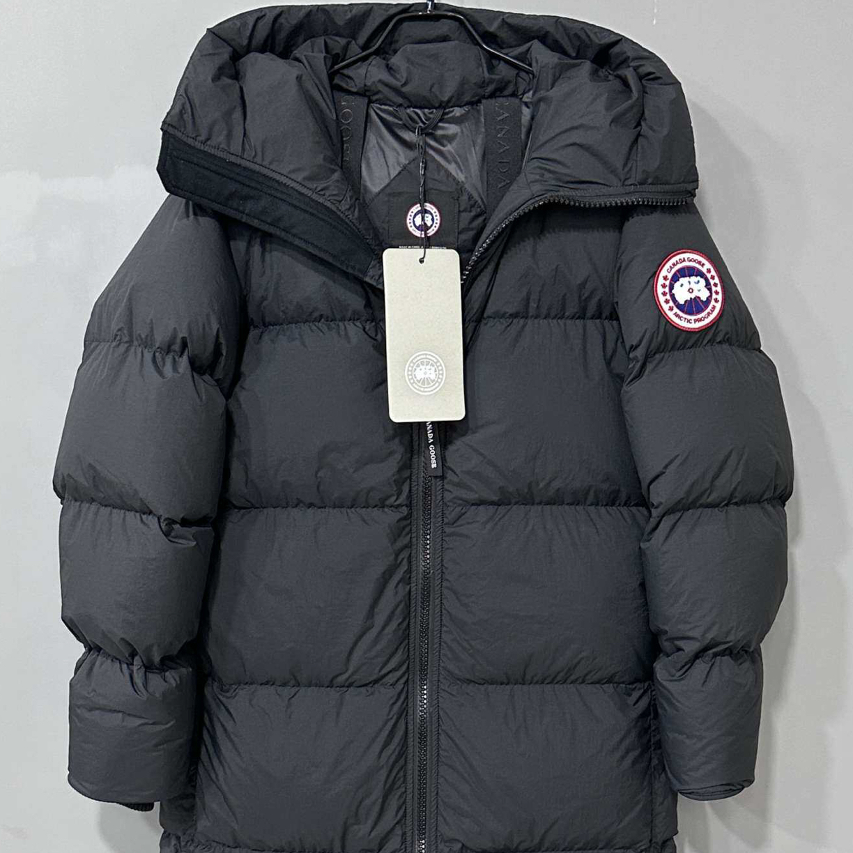 未使用 CANADA GOOSE 长款黑色徽标胶囊羽绒服/S码/27389