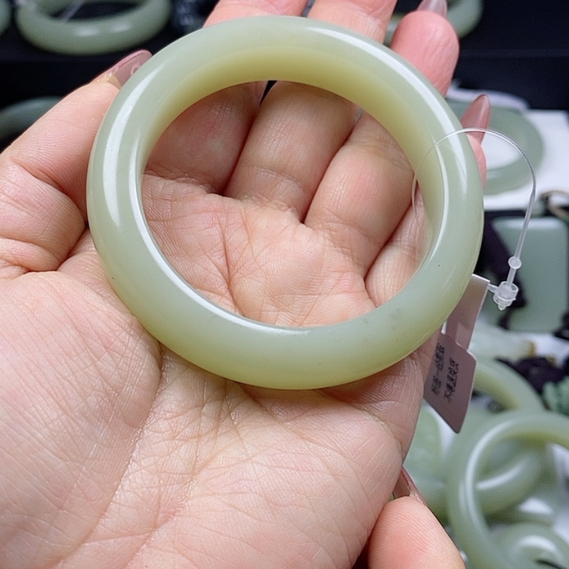 【闪购商品】和田玉手镯未镶嵌毛**?