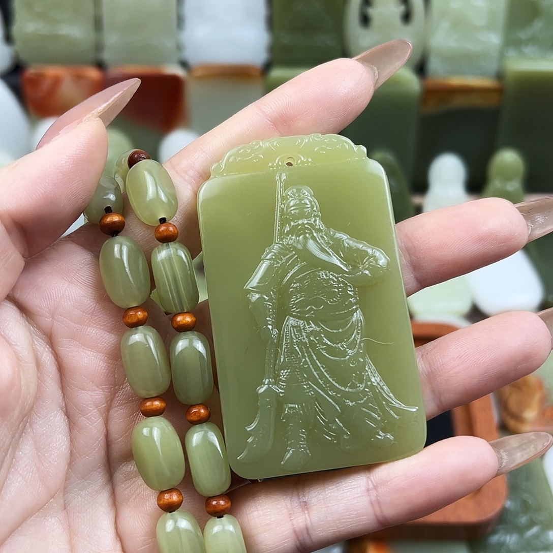 菠菜绿关公牌吊坠