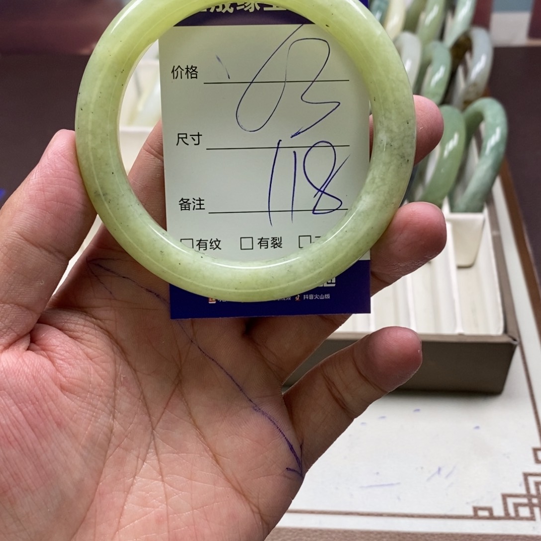 蛇纹石玉手镯未镶嵌