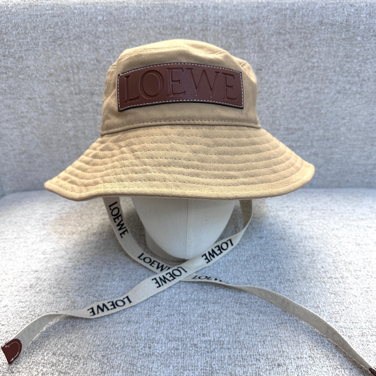 全新未使用 LOEWE/罗意威 卡其色飘带皮标渔夫帽 