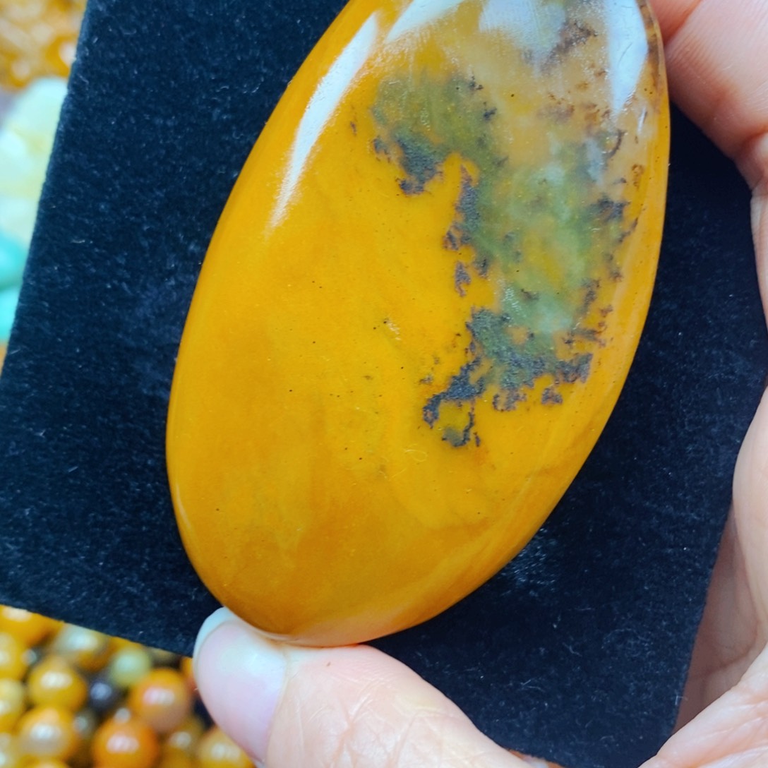 未镶嵌石英质玉（黄龙玉）颈饰