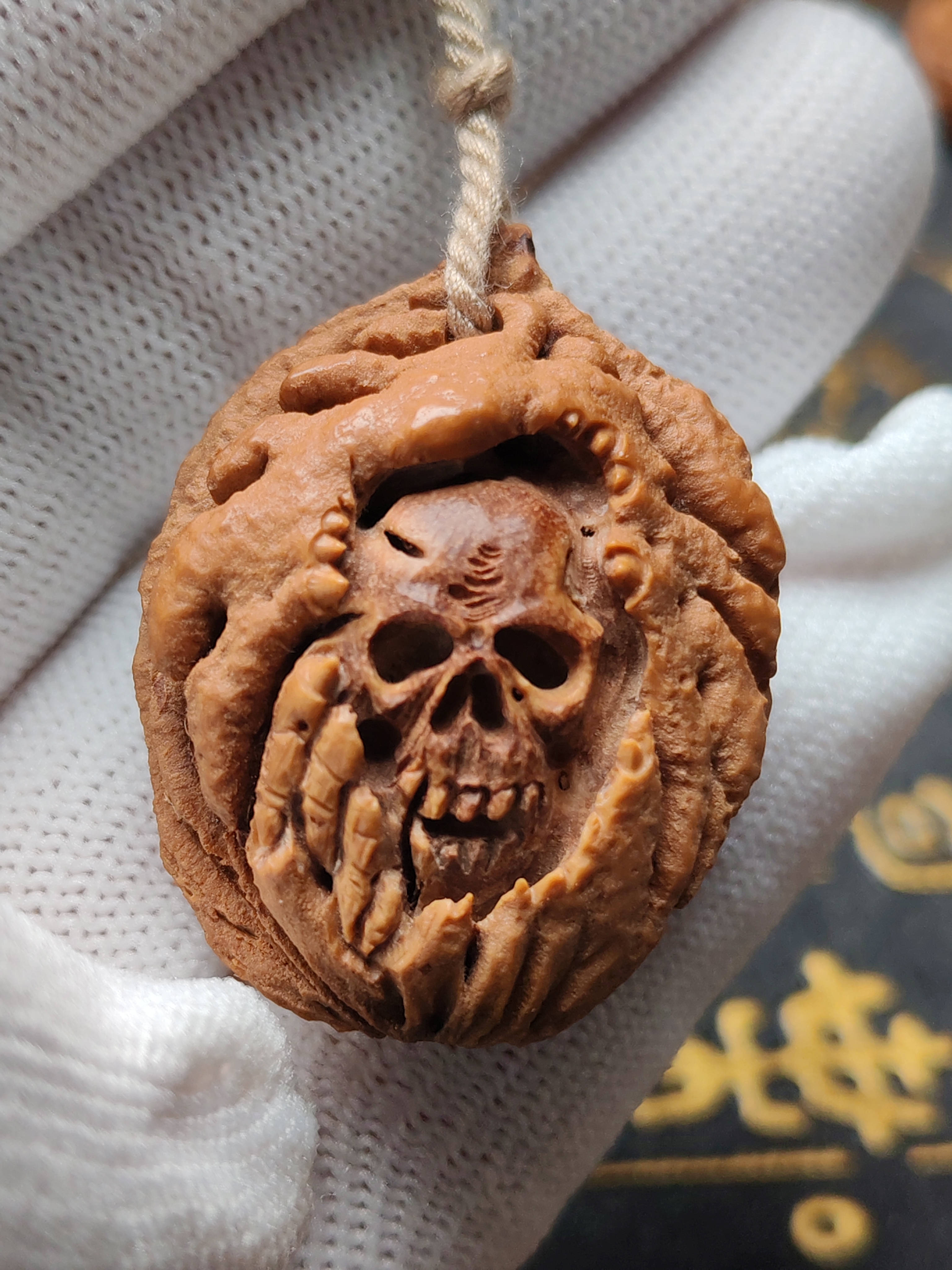 纯手工桃核雕刻骷髅背云百鬼夜行