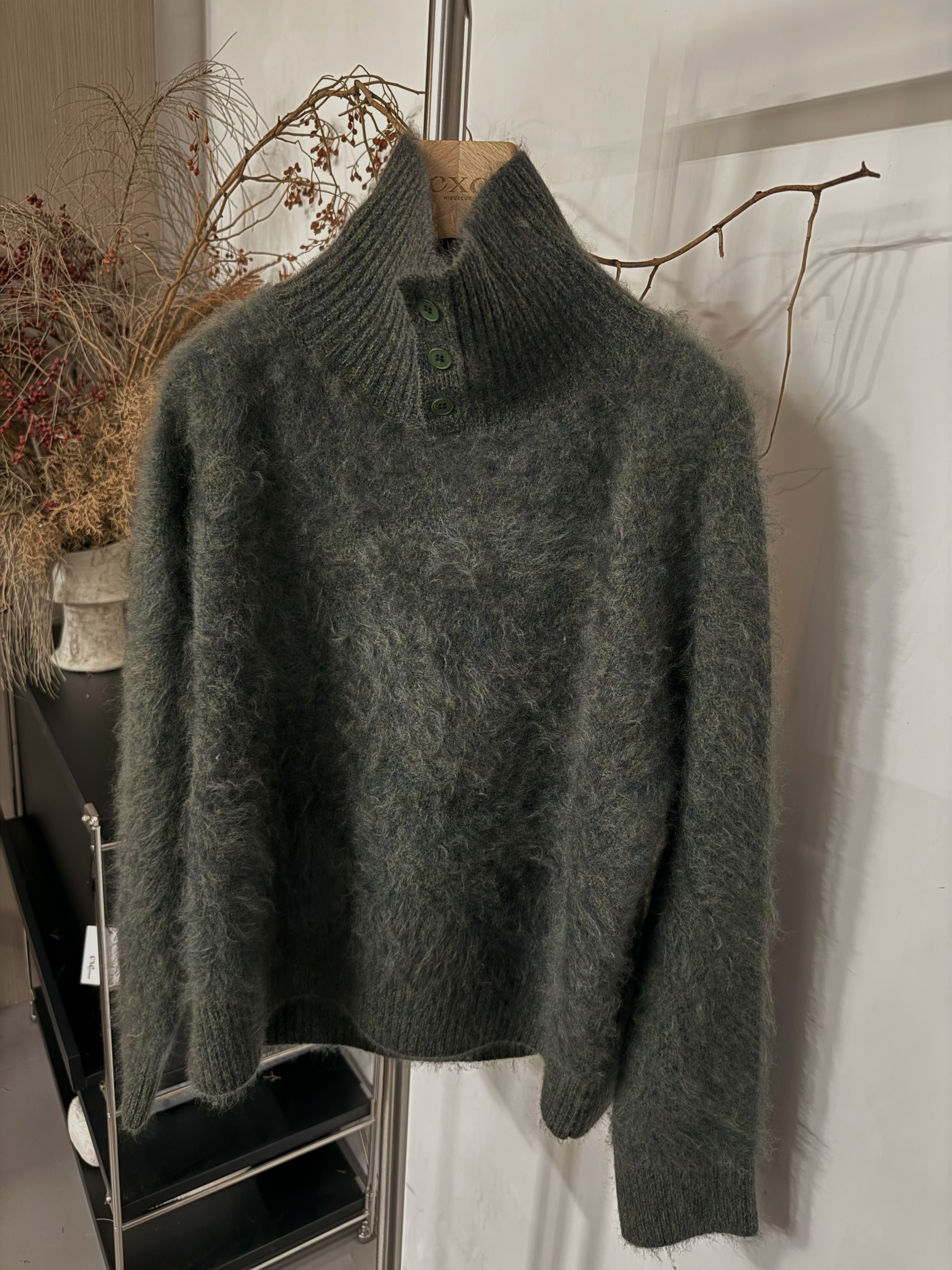 【森】秋冬氛围感真丝羊绒扣子领拉绒毛衫772500