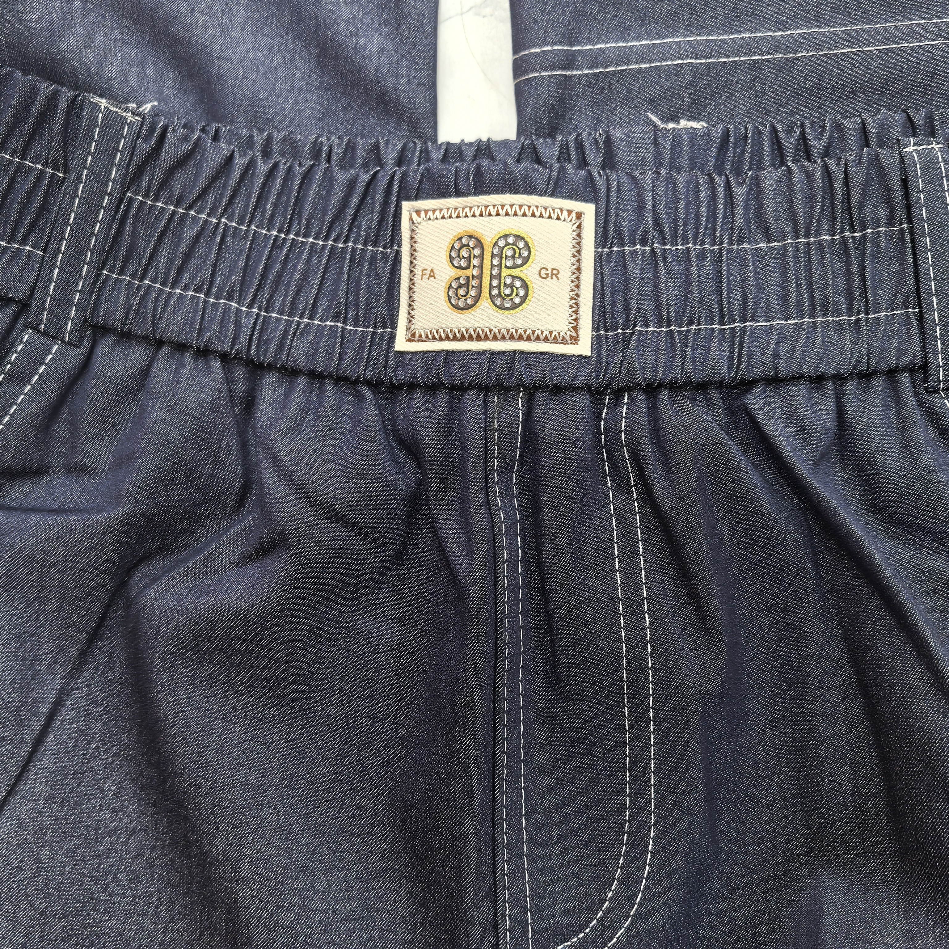 亿城，丹宁蓝薄款裤子