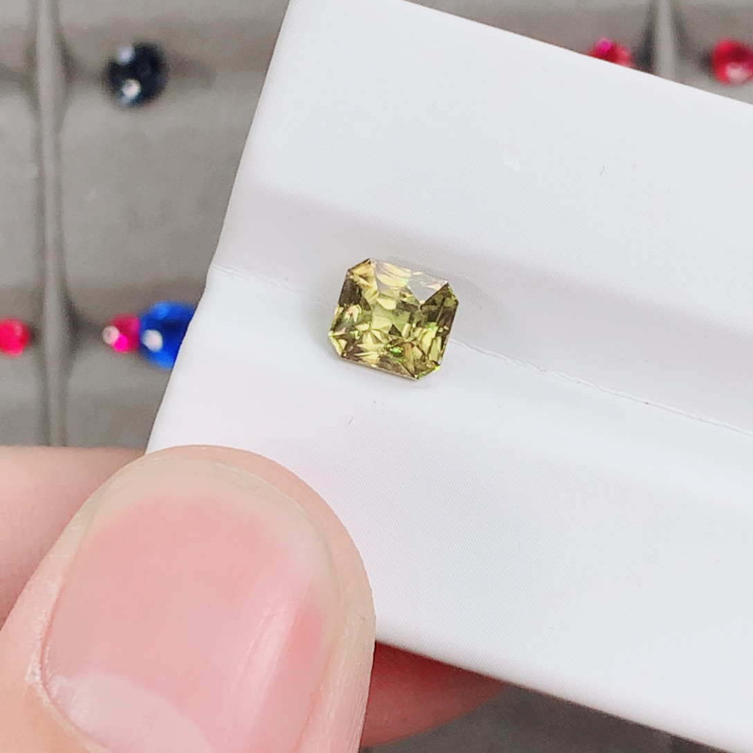 榍石榍石未镶嵌1.56ct 榍石满火全净