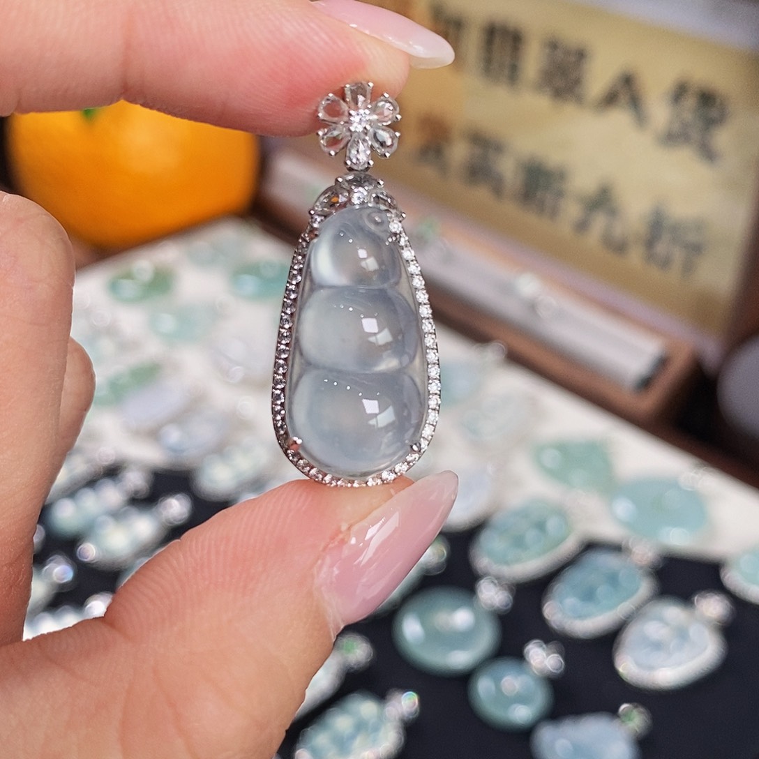 翡翠18K金镶嵌颈饰天然缅甸A货翡翠福豆