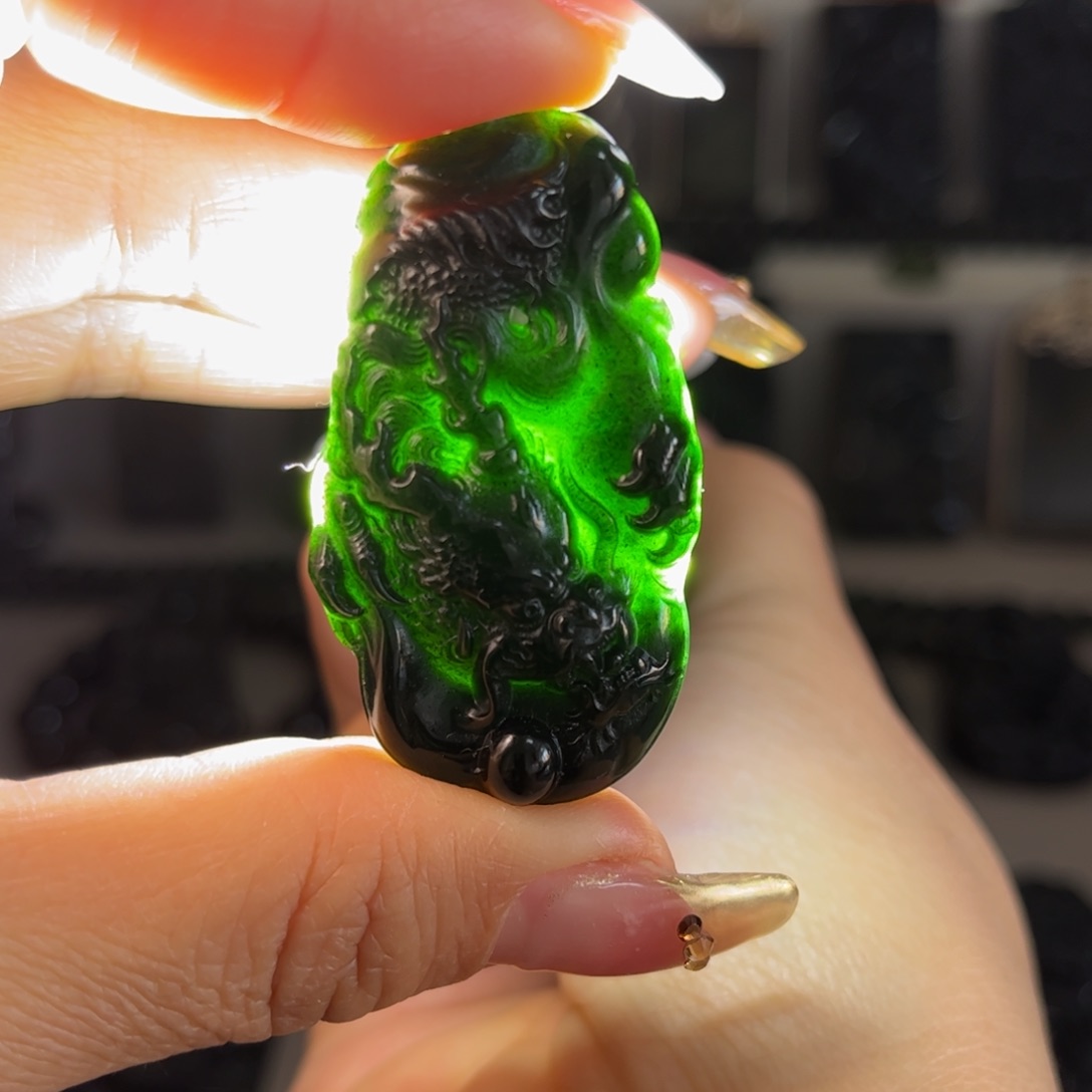 蛇纹石玉颈饰合金