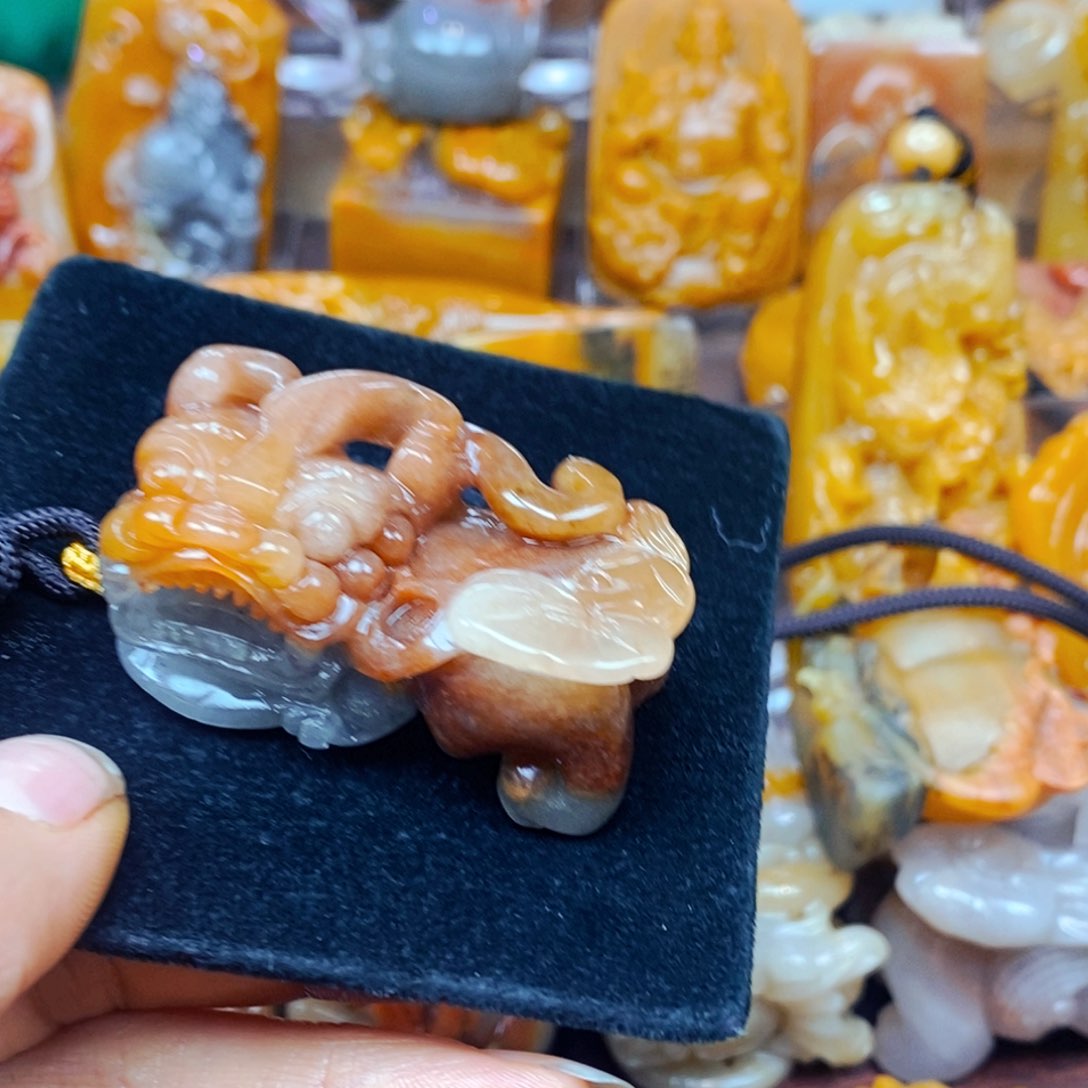 颈饰未镶嵌石英岩玉