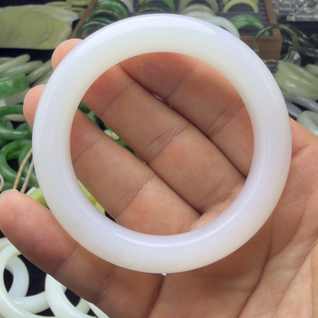 小***。和田玉未镶嵌手镯