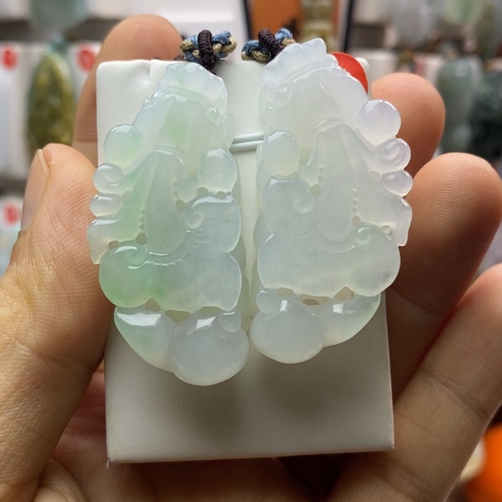 翡翠未镶嵌颈饰每天