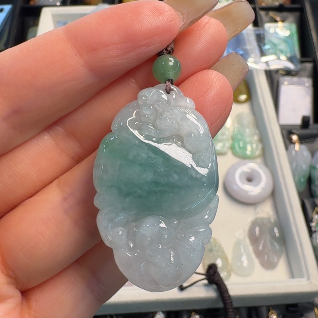 翡翠未镶嵌颈饰如意