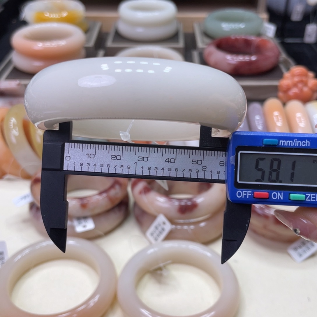 未镶嵌手镯石英岩玉