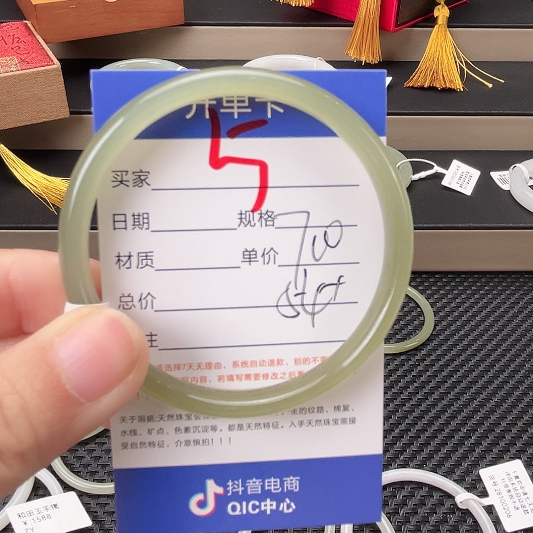 和田玉手镯未镶嵌