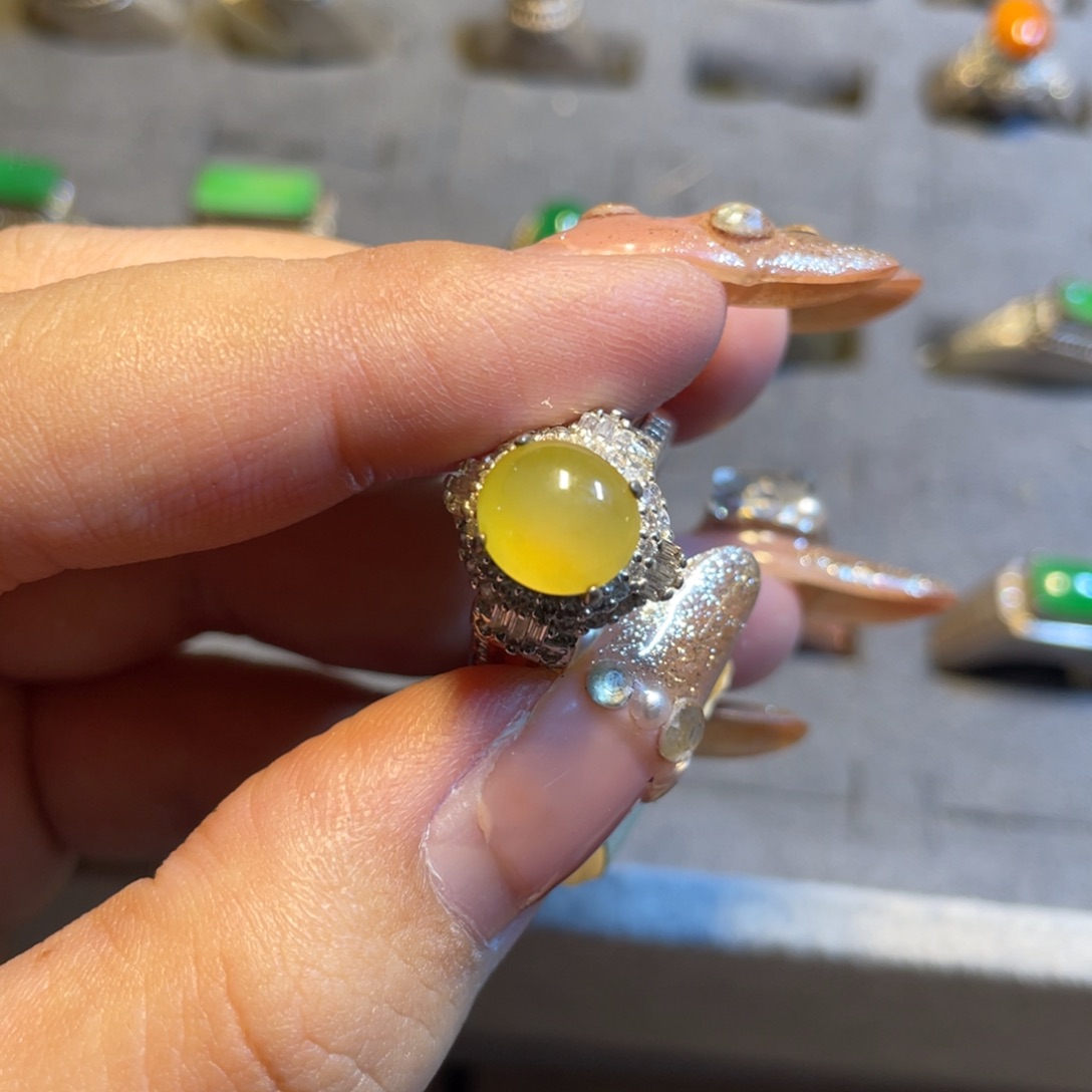 翡翠颈饰未镶嵌蛋面