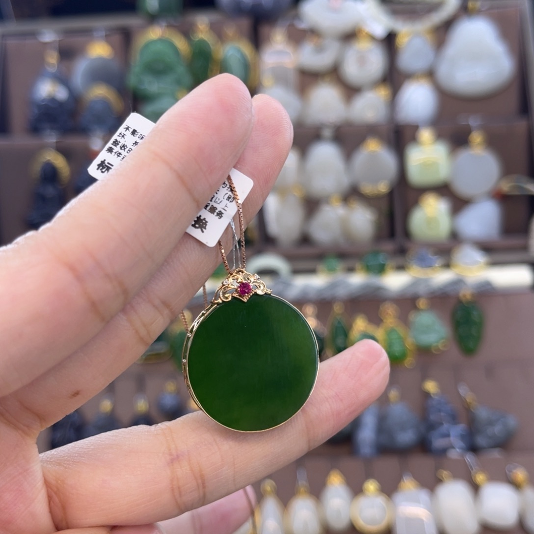 和田玉18K金镶嵌吊坠